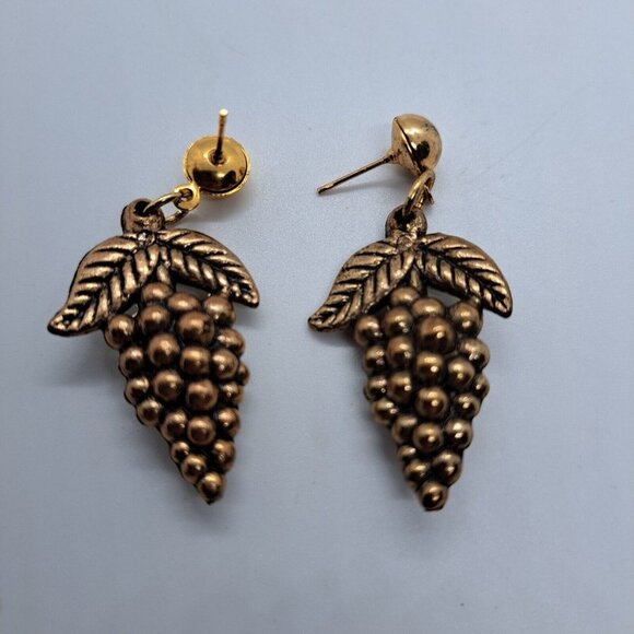 Vintage Gold Tone Grape Cluster Leaves Ornate Earrings Studs 1.5" - Picture 1 of 2